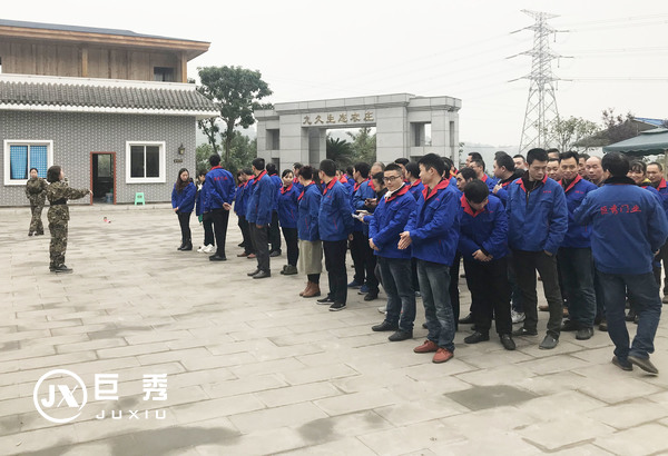 重庆巨秀木门：整理列队