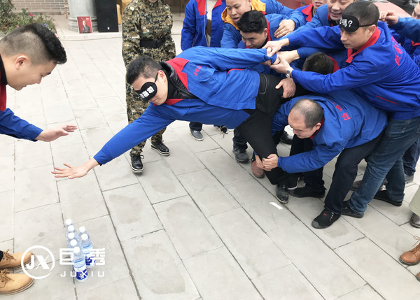 重庆巨秀木门：团队间协作游戏