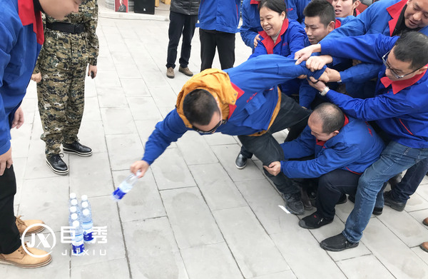 重庆巨秀木门：团结友爱互帮互助